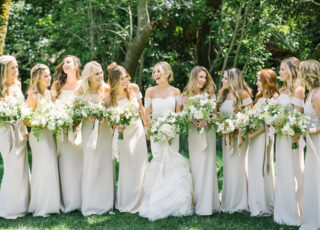 Noiva e damas usando branco em casamento.